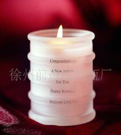 匠心獨(dú)具 紅藍(lán)黃透明玻璃花瓶與工藝瓶全解析，附白酒瓶選購(gòu)指南